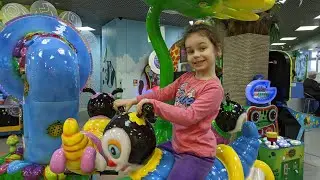 Вика в игровой комнате.