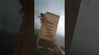 ЖЕСТЬ!!! В ТЮМЕНИ ВО ВРЕМЯ УРАГАНА УПАЛИ ДВА КРАНА.