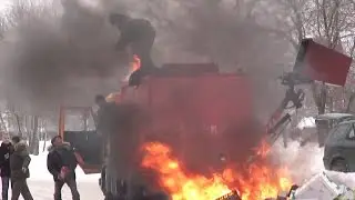 Пожар мусоровоза, мусоровоз горит!