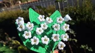 foglia e fiori di mughetto all'uncinetto