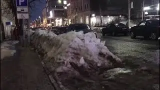 На улице Каминского свисающий над тротуаром электропровод угрожает тулякам