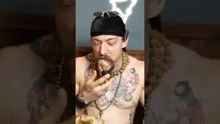 Виктор Блуд ест как викинг💪 