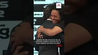 Memphis Depay veste "Juliet" de repórter durante coletiva | CNN ESPORTES