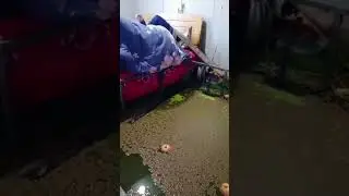 человек лежит на кровати