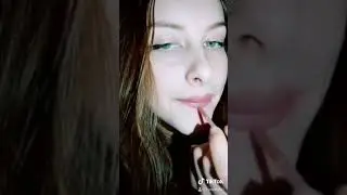 Лайфхак как увеличить губы помадой