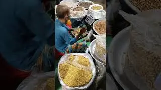 মুড়ির মোয়া বিক্রি করছেন রশিদ চাচা