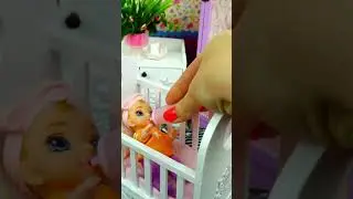 The child will sleep well in this violet bedroom !