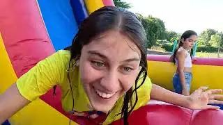 MILENINHA BRINCA NO ESCORREGADOR GIGANTE NA PISCINA COM SUA AMIGA CAMILA