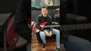 Kiko Cibrian Probando guitarras en Fender y saludando a la casa.