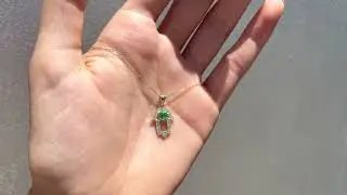 תליון חמסה יהלומים ואמרלד ירוק במרכז