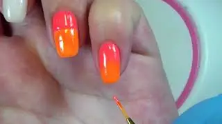 Неоновый маникюр с градиентом 