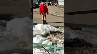 Мальчик в трусах бегает...