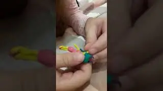 Лиза лепит девочку из пластилина