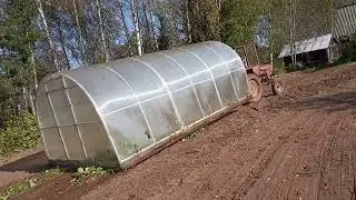 перетаскиваем теплицу трактором т 25.