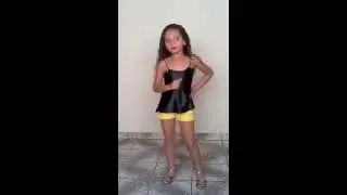 Victoria Louise em versão Anita