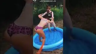 Брянская блогер Тася устроила «горячие» бои в купальниках
