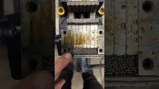 Such an ingenious design! Adaptive jaw vise. 