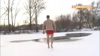 Кинулся в холодную воду, чтобы спасти собаку