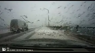 На Кайдакском мосту на ходу загорелся автомобиль Renault