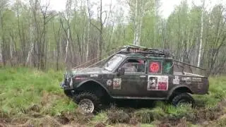 Нивы, suzuki и Land Rover борятся в грязи на Кубке Южного Урала.