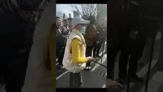 上海静安苹果新店开业，一老太指责苹果粉丝是崇洋媚外