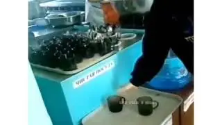 Повара голыми руками накладывают еду в тарелки детям