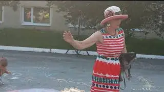 Стоят девчонки, СветЛана Уральская