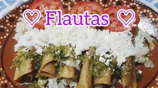 FLAUTAS de carnitas, con salsa verde tatemada.
