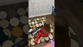 Застеснялась певица 👩‍🎤 #двойняшки #двойняшкиалиевы