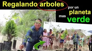 regalando plantas a las abuelitas por un planeta mas verde