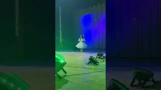 Пришли мне открытку, поздравь с новым годом!!! Поёт Зара, ей 5 лет.