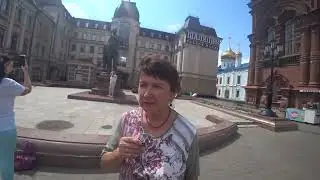 Мая мама в роли корреспондента. И она рассказывает о пешеходной улице Баума в г. Казани