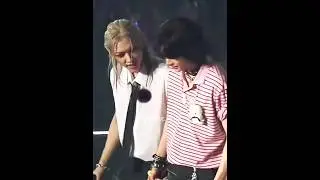 the way hyunjin walked into the wrong door and happy felix. so cute ☺️ #hyunlix #hyunjin #felix #skz