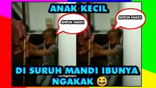 anak kecil di suruh mandi oleh ibunya