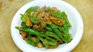 Many people don’t know whether to fry the pepper or the meat first. It’s up to the chef to do it.