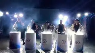 Шоу барабанщиков игра на железных  бочках с водой