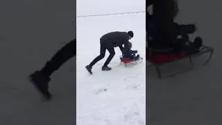 Тима с папой катаются на санках 3