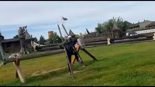 Учусь ходить на ходулях.