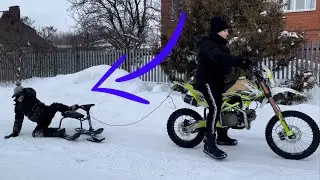 ПРИЦЕПИЛИ К ПИТБАЙКУ СНЕГОХОД! УЧИМ КАТАТЬСЯ 11-ЛЕТНЕГО ПАЦАНА ЗИМОЙ😆💪