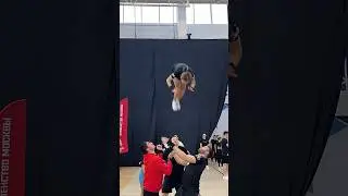 Первый раз делаем «сход сальто назах»💪😁 