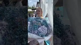 Димас блог подарил цветы Ане Ищук 