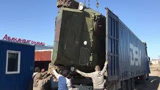 МТЛБ на боку чуть не перевернули кран погрузка на фуру