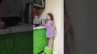 Арина начала петь ;)
