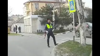Не пропустили с коляской и сотрудник ГИБДД