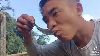 Makan ikan mentah