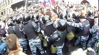 Митинг на Тверской 12 июня: ОМОН пинает ногами