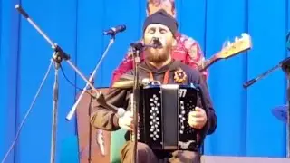 Батюшка сыграл и спел на концерте Играй гармонь в Тюмени