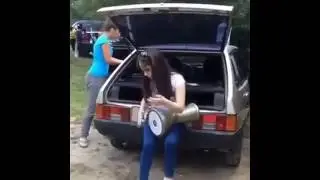 Девушка жжет супер ритм на барабане