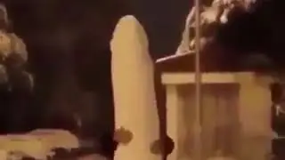 Фигура из снега извергает снежки