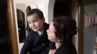 Ауылынан айтпай келіп, немересі апасына туған күніне гүл сыйлаған сәт
